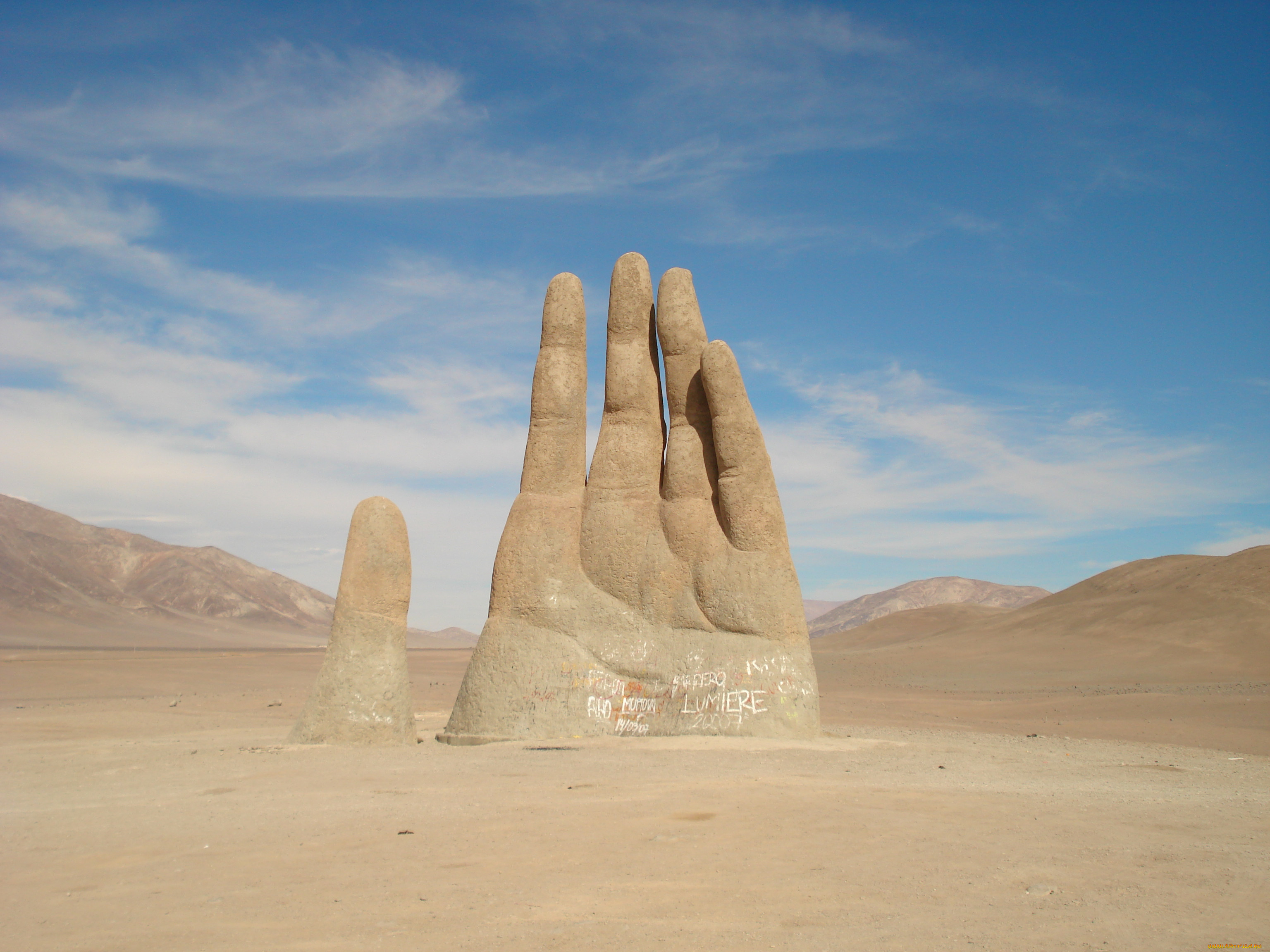 Памятники природы чили. Чили пустыня Атакама. Достопримечательности пустыни Атакама. Рука пустыни Атакама Чили. Гигант из пустыни Атакама Чили.